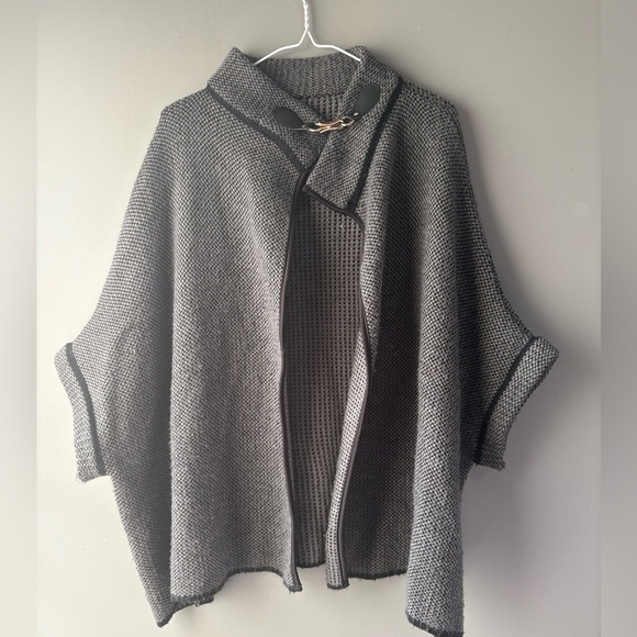 Women Sweater Knit Cape with Gold Buckle Fashion Jacket Shawl Poncho size M - Picture 2 of 7